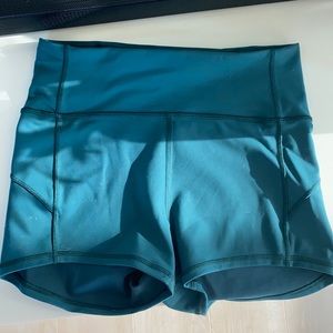 Lululemon in movement shorts 2.5” size 6